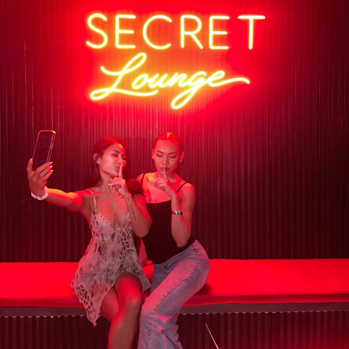 Две подруги делают селфи под неоном в Secret Lounge, скрытом баре на холме Пратамнак
